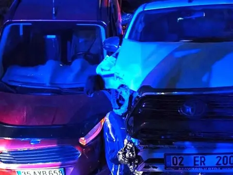 Adıyaman'da 2 hafif ticari araç çarpıştı: 8 yaralı