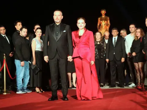 Altın Portakal’da kırmızı halıda şıklık yarışı