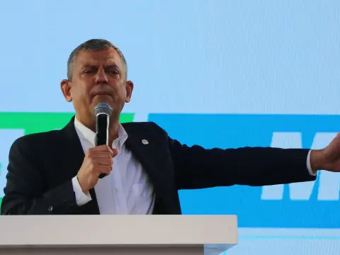 Özgür Özel Denizli'de konuştu: Yeni Parti'nin kapıları ardına kadar açıktır