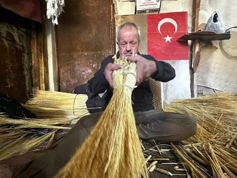 Süpürge Borsası'nda 8 esnaf kaldı: Hamdi Gaspar 56 yıldır üretimi sürdürüyor