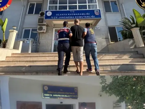 Antalya’da JASAT çalışması: Aranan 426 kişi adli makamlara teslim edildi