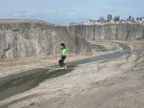 Diyadin Kanyonu’nda 60 metre yükseklikte halat üzerinde yürüdüler