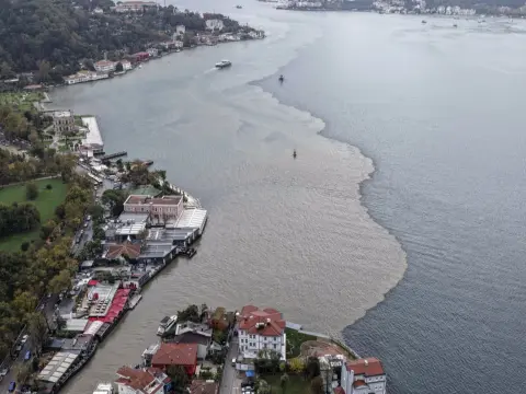 Havadan görüntülendi: İstanbul Boğazı iki farklı renge kaplandı