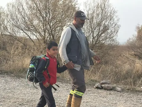 Sivas'ta baba, özel gereksinimli oğlunu okula ulaştırmak için ırmağı aşıyor