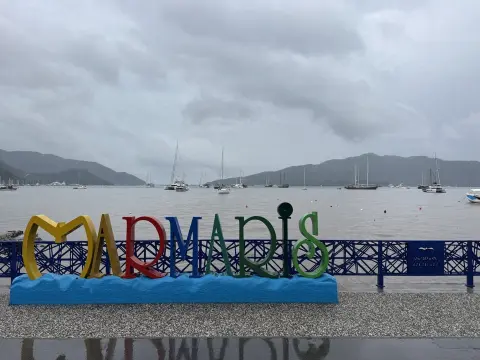 Muğla'da sağanak: Yolları su bastı, deniz kahverengiye döndü