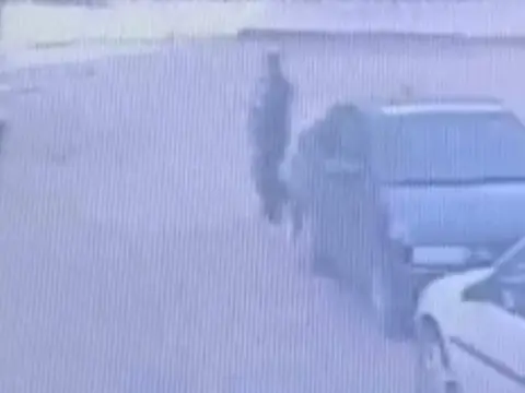 Bolu’da park halindeki otomobilden saat alan şüpheli kamerada