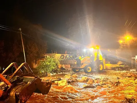 Antalya’nın Demre ilçesinde sağanak sonrası yollar ve tarım alanları zarar gördü