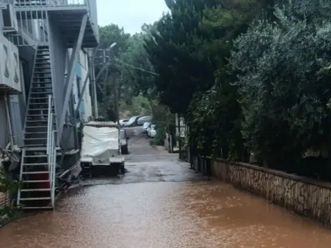 Mersin'de sağanak bazı bölgelerde su baskınlarına yol açtı