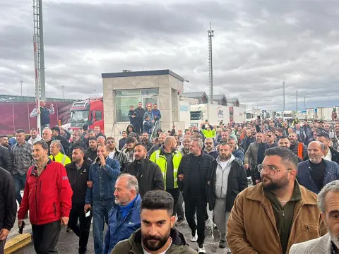 TIR şoförleri Schengen vizesi sorunlarına karşı kontak kapattı