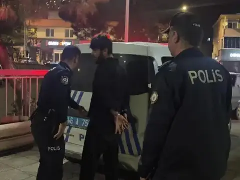 Uyuşturucu kullanan şahıs, para vermeyen annesini bıçakla rehin aldı