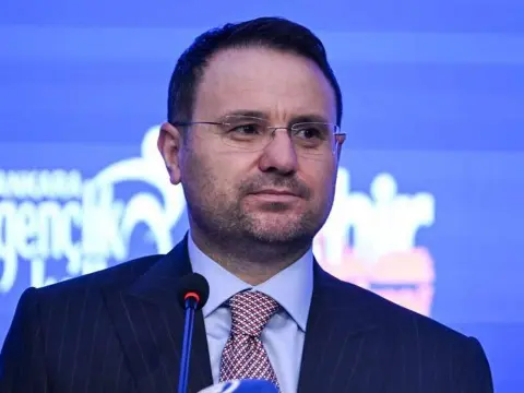 Gürlek: Gençlerimiz teknolojiyle ilgilenmeli, çetelere bırakılmamalı