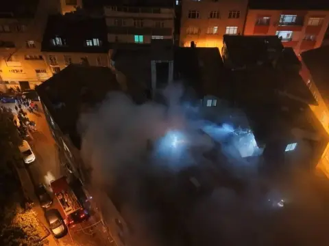 Kağıthane’de dairede başlayan yangın çatıya yayıldı