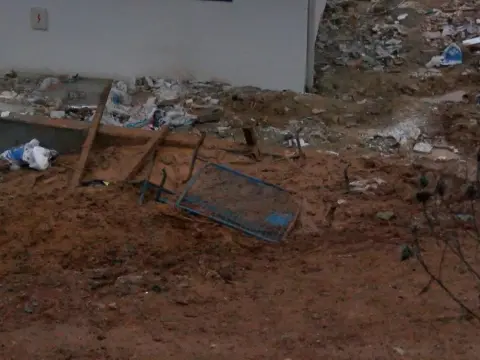 Sultanbeyli'de korkutan olay! Çamura batan anne ve çocuğunu itfaiye kurtardı