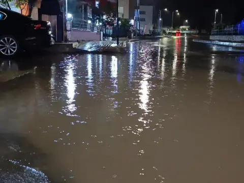 Tekirdağ'da sağanak hayatı olumsuz etkiledi: Cadde ve sokaklar göle döndü