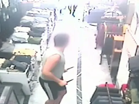 Kuşadası’nda iki bıçakla caddede bağıran genci babası sakinleştirdi