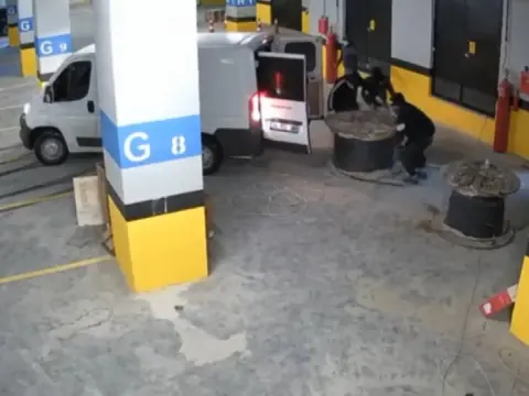 Bakırköy’deki havuz şantiyesinden kablo çalan 13 şüpheli yakalandı