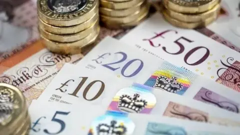Lloyds Grubun karı üçüncü çeyrekte yüzde 100'e yakın arttı