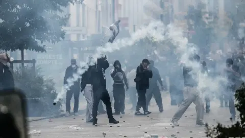 Fransa’da sokaklar ve piyasalar hareketli: Ekonomiye etkisi ne olacak?