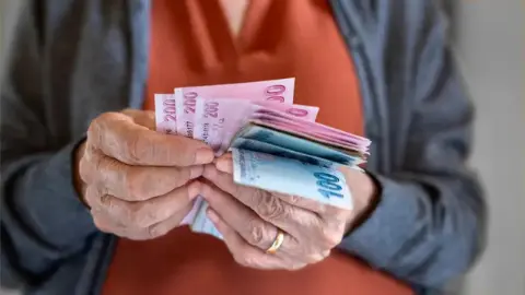 2027 maaş zammı beklentisi belli oldu: Emekli ve memur maaşları ne kadar olacak?
