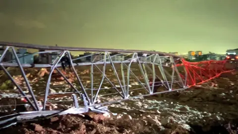 Antalya'da hortum konteynerleri parçaladı, kule vinci devirdi; 4 ölü, 1 yaralı