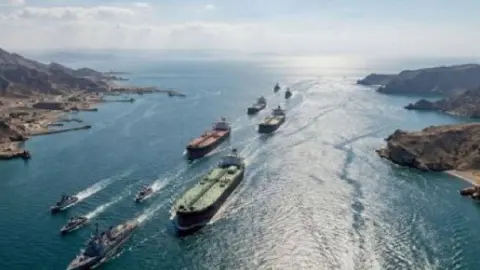 İran'dan Hürmüz Boğazı resti: Rota dışına çıkan gemiler risk altında