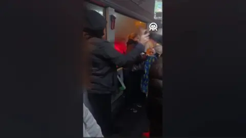 İstanbul'da otobüste bir kadına vuran şahıs, yolculara biber gazı sıktı (Video)