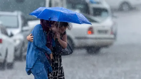 Meteoroloji 8 ili sarı kodla uyardı: Sıcaklıklar azalacak, kuvvetli yağışa dikkat! İşte tahminler