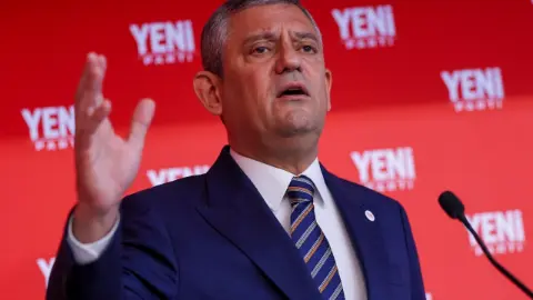 Özgür Özel: Trump'ı Türkiye'de seven tek kişi ülkeyi yönetiyor