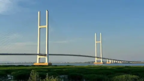 300 milyon euroluk hayalet köprü sonunda trafiğe açıldı