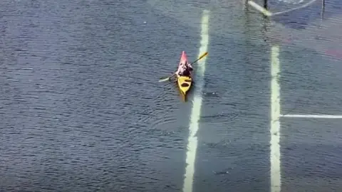 Sel sularını fırsata çevirdi: Yolda kano yaptı (Video)