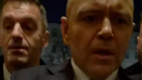 Polonya Cumhurbaşkanı Nawrocki'nin Anayasa Mahkemesi'ne girişinde arbede (Video)