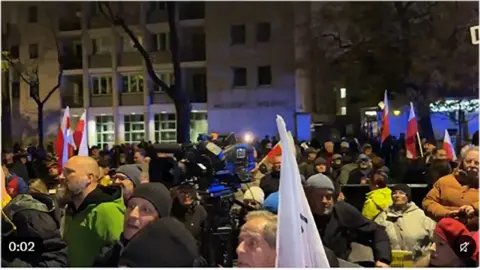 Polonya'da Anayasa Mahkemesi'ne polis baskını! Cumhurbaşkanı uçağını geri çevirdi
