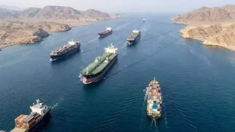 İngiltere Deniz Ticaret Operasyonları: Hürmüz Boğazı'nda bir gemide yangın çıktı
