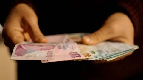 Emekli maaşları için gözler yıl sonunda: Masada hangi seçenekler var?