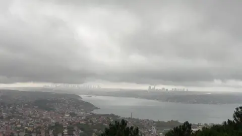 İstanbul Boğazı’nın üzerini yağmur bulutları kapladı