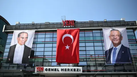 İstanbul'da 4 belediye YENİ Parti'ye geçti