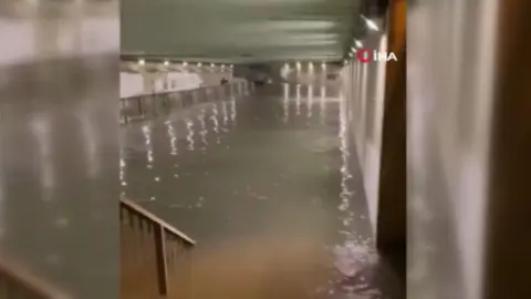 İstanbul’da sağanak yağış sonrası Pendik ve Tuzla’da yollar göle döndü