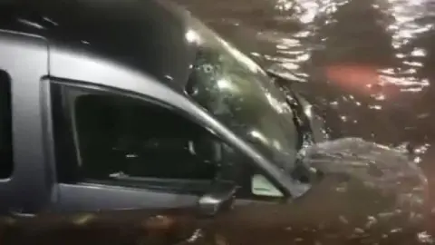 Pendik’te alt geçidi su bastı, sürücü ve kızı mahsur kaldı