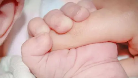 Kalbi atarken ölü ilan edildi! Morgda dört saat kalan bebek, engelli oldu