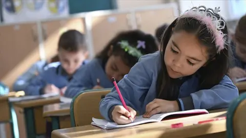 Yoksul bölgelerde ve kırsal kesimlerde bulunan devlet okulları iyileştirilmeli