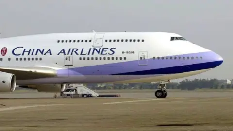 Uçağın tekerlekleri piste gömüldü, sefer ertelendi