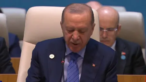 Cumhurbaşkanı Erdoğan: "Türk dünyasının aile fotoğrafında ayrılığa, gayrılığa, ihtilafa yer yoktur. Hepimiz biriz, beraberiz, ezelden ebede kadar inşallah kardeşiz