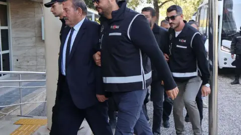 Tutuklanan Milas Belediye Başkanı Topuz, Burdur Cezaevi'ne nakledildi