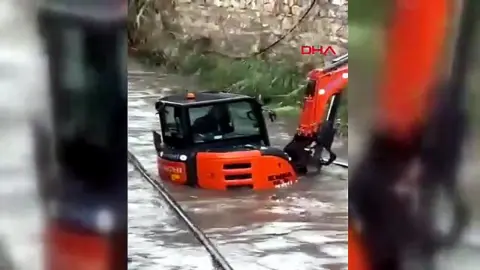 Meteoroloji'nin uyarısı sonrası korkulan oldu: Yollar göle döndü, iş yerlerini su bastı!