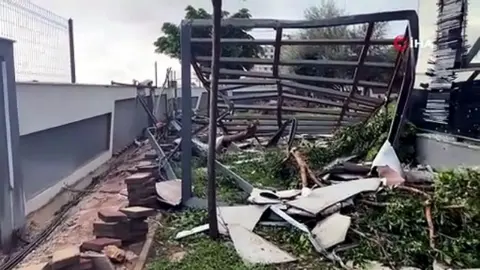 Ölüm işçileri derbi izlerken yakalamış! Hortum felaketinin boyutu gündüz ortaya çıktı