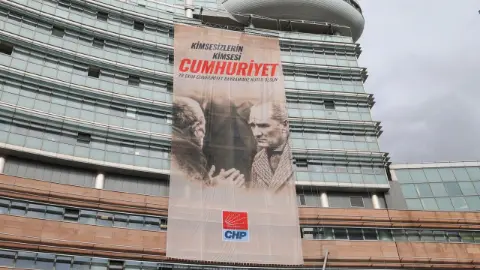 CHP Genel Merkezi'ne''Kimsesizlerin kimsesi Cumhuriyet'' afişi asıldı