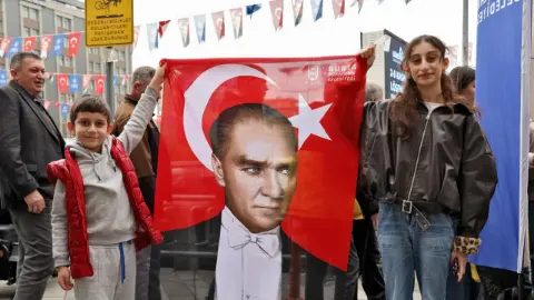 Bursa Büyükşehir Belediyesi, Cumhuriyet Bayramı'na özel Türk bayraklı Atatürk posteri dağıttı