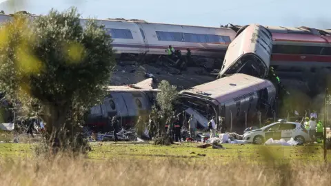 İspanya'da iki yüksek hızlı tren çarpıştı: Çok sayıda ölü ve yaralı var!