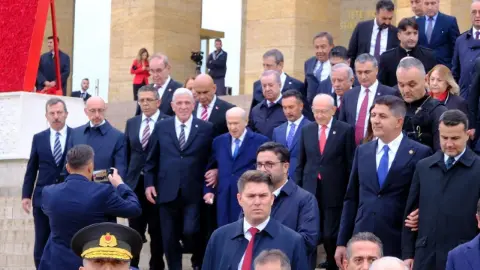 Devletin zirvesi Ata'nın huzurunda: İki lider kol kola yürüdü