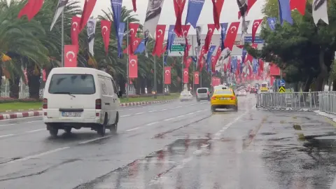 İstanbul'da kapatılan yollar trafiğe açıldı